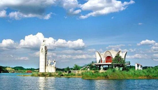 龙王岛是新余市仙女湖中的一个岛屿,它位于仙女湖东半部舞龙湖的东南
