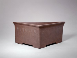 清雍正紫砂暗刻兰花诗句三角花盆