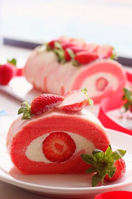 草莓粉小兔蛋糕卷