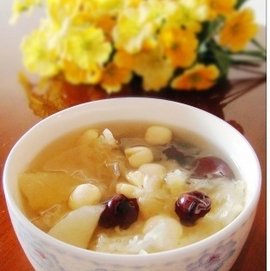 雪梨红枣银耳莲子汤