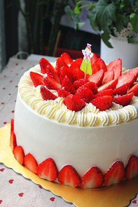 草莓花朵奶油蛋糕