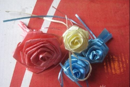 怎样用纸彩带折玫瑰花_360问答