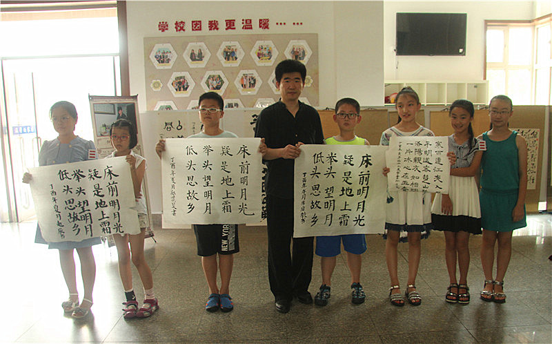活动现场展示了 何涛 先生近期创作的包括甲骨文、大篆、小篆、隶书、行书、草书等书法作品,从流觞曲水的魏晋风韵到海上生明月,天涯共此时的盛唐气象,再到渔樵烟渚的明清遗风,同学们漫步于中国文化艺术长河,享受心灵之旅。一幅幅书法作品使会场墨香四溢,让广大师生增添了责任感和使命感,更让社会主义核心价值观的种子在每个学生心里开花结果、茁壮成长。何涛先生通过自己的作品,对同学们讲述了汉字在中国历史中的沿革与变化,用通俗易懂的语言,向同学们介绍了中国书法之美以及书写汉字的技巧。何涛先生谈到:书法不仅仅是单纯的