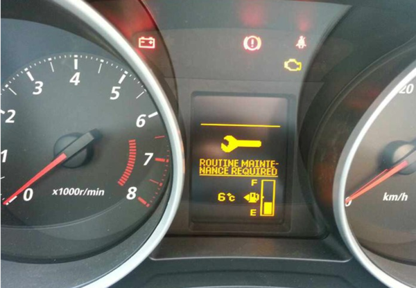 车辆迈速表和转速表中间仪表盘出现扳手是什么