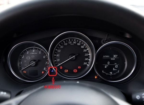 长安马自达cx-5新车仪表盘上冷却液图标是蓝色