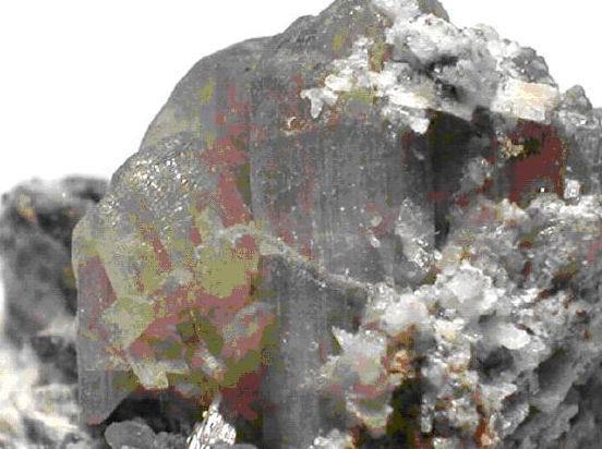 是不是所有的金属矿石都是不透明矿物,往往具