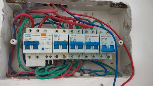 家里照明电的空开一送电就全部跳闸,整栋楼主