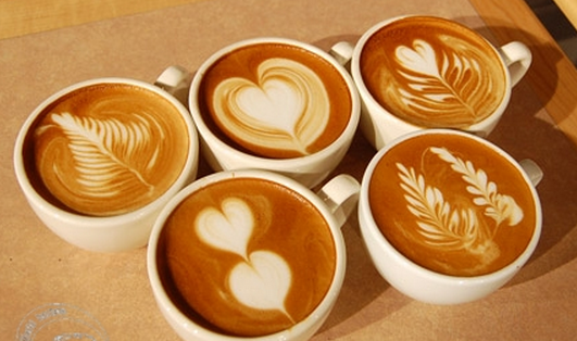 拿铁咖啡拉花,打奶泡的方法?_360问答