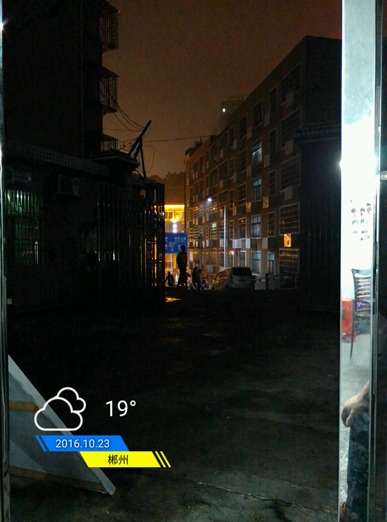 晚上的照片有噪点 t01b5107c23f67bec22.jpg
