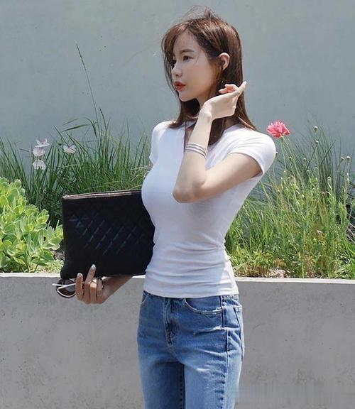破洞牛仔裤美女:穿出匀称的身材