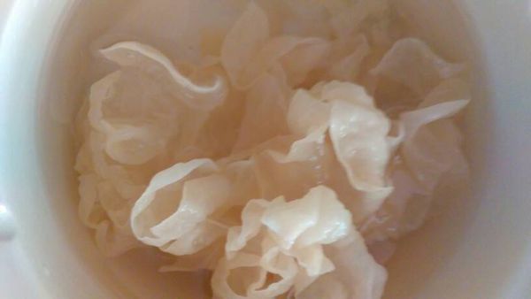 超市买回来的银耳,放了差不多一个月,表面没什