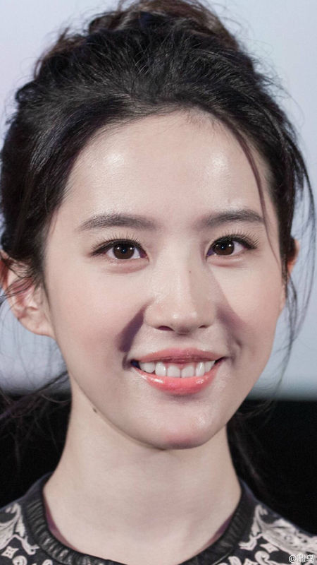 最近拍照发现自己的脸笑起来不对称 而且很严