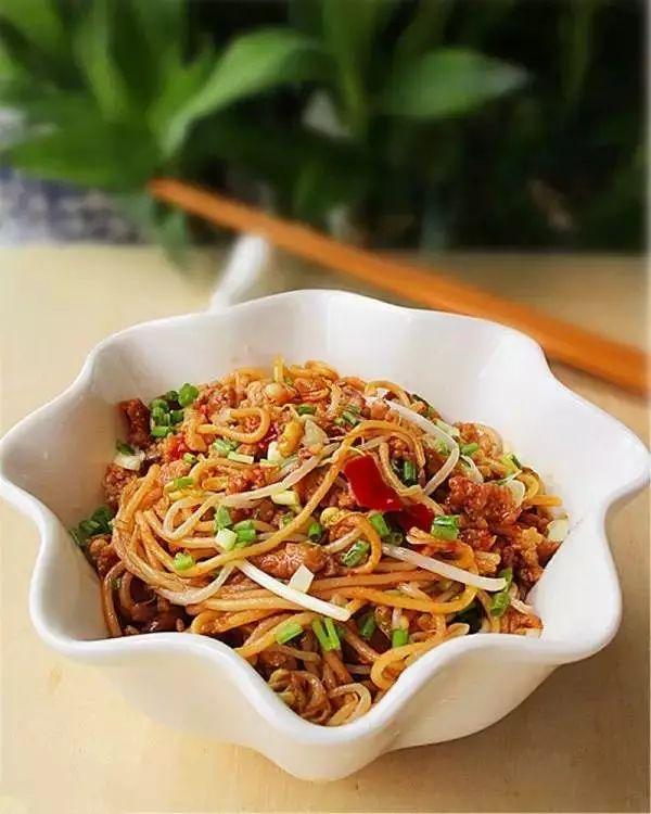 豆芽炒面怎么做好吃 t01d1b6a0d74a42ac53.jpg