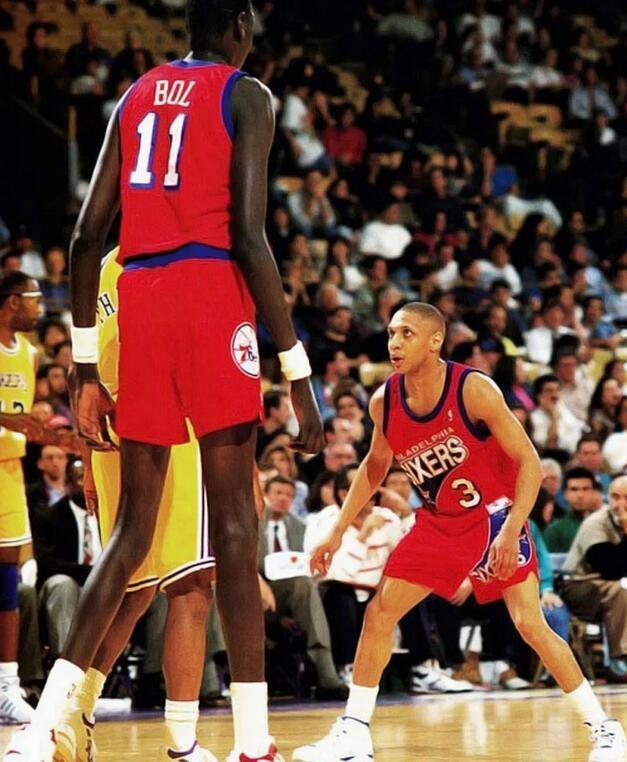 nba各个时代最高球员和最矮球员同框 :最大身高差超过