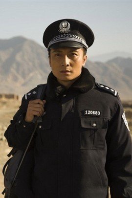演员安泽豪在电影《一兵一卒》(后更名为《枪过境》)中演起了警察很让