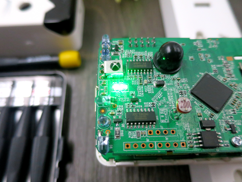 控制电路板上各种电子元器的焊点做工都比较不错,就是板子的材质略显