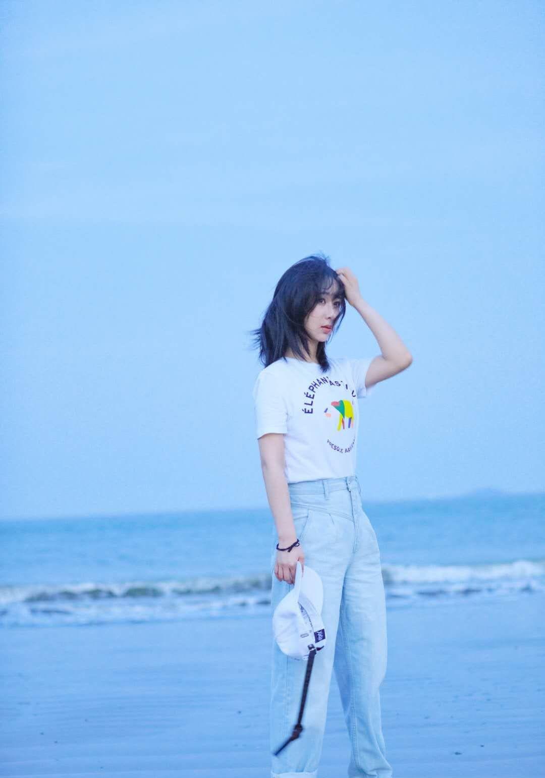 明星:杨紫海边拍一拍