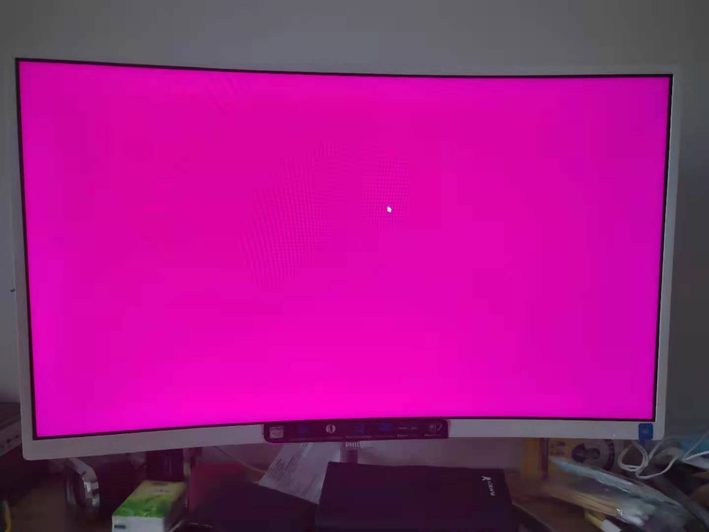 电脑屏幕红屏一片红色是什么情况