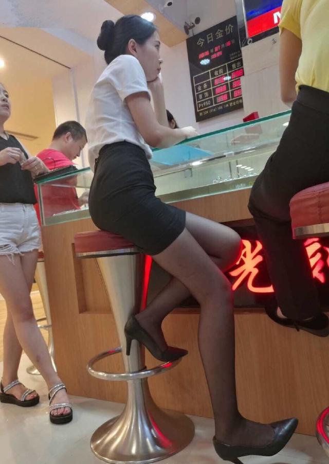 黑丝服务美女