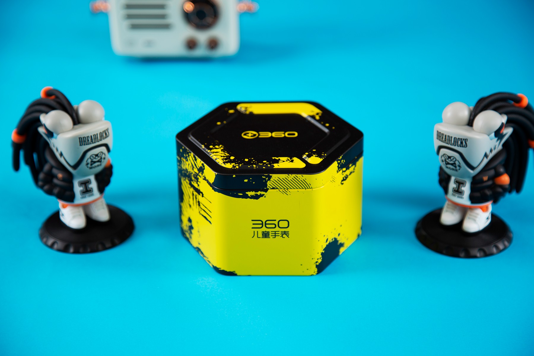 360儿童手表s2领航探索版(以下简称s2)使用了一个六边形的金属包装盒