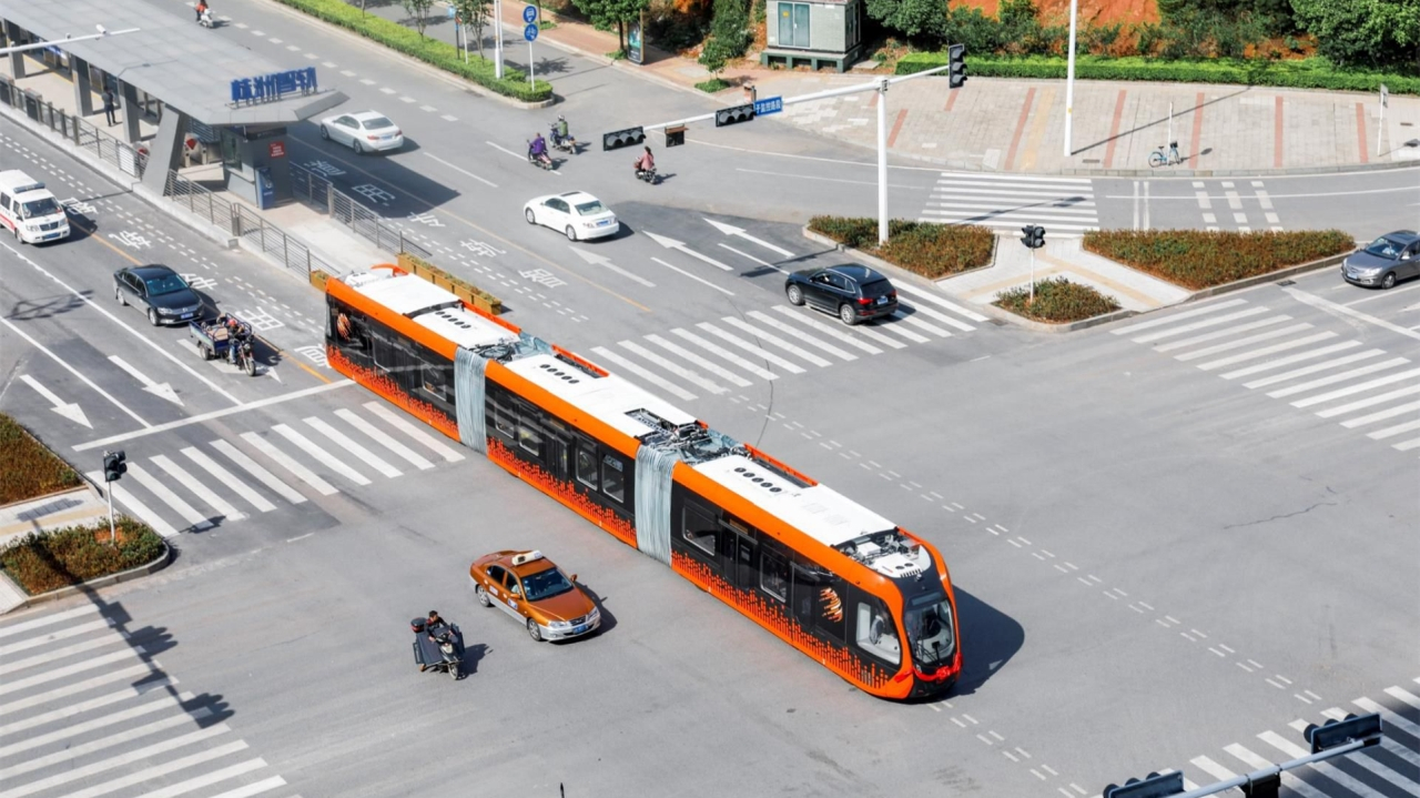 无轨火车现身湖南载着500人在马路上跑