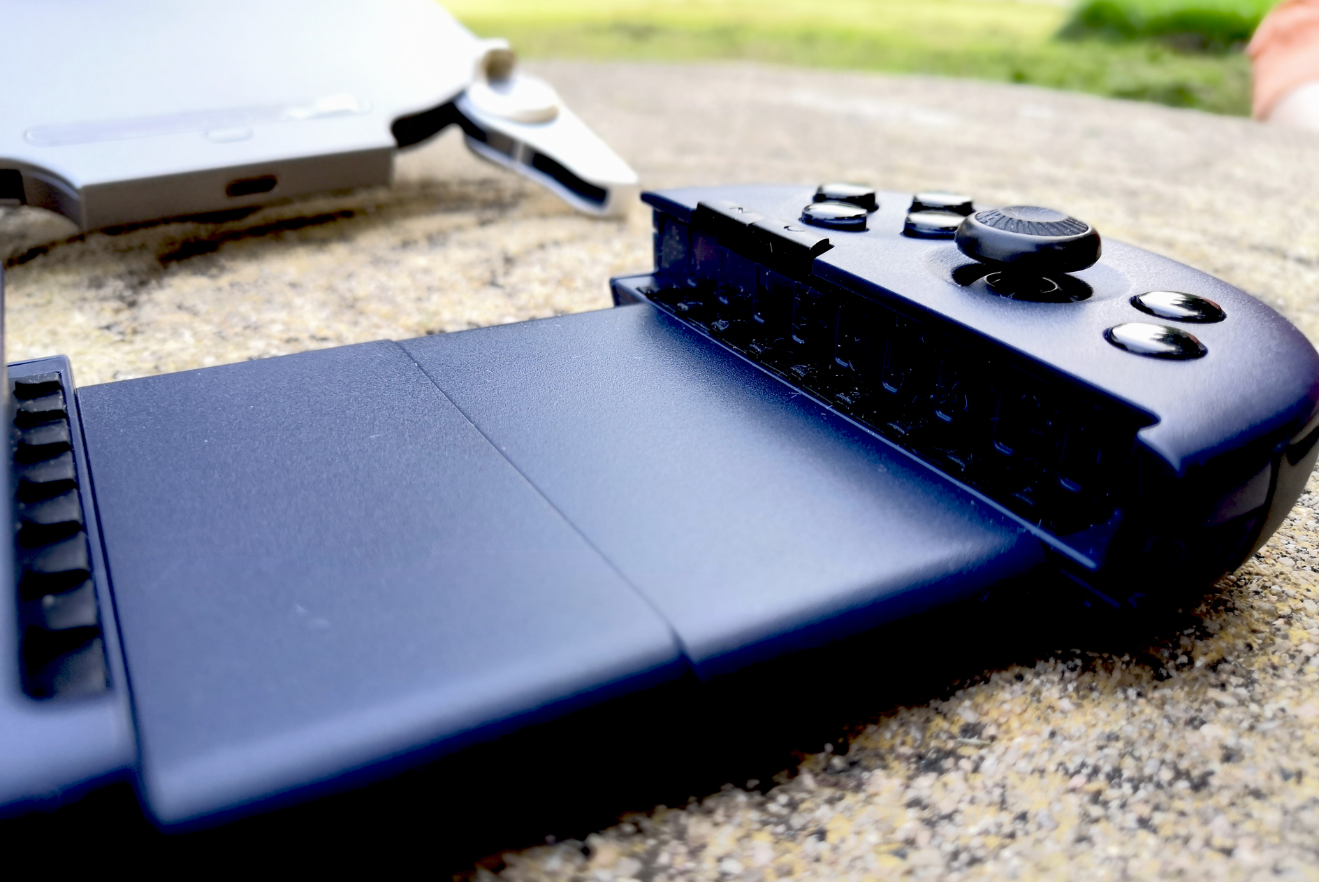 69 综合版区 69 360众测  既然称作"拉伸手柄",飞智wee手柄与手机