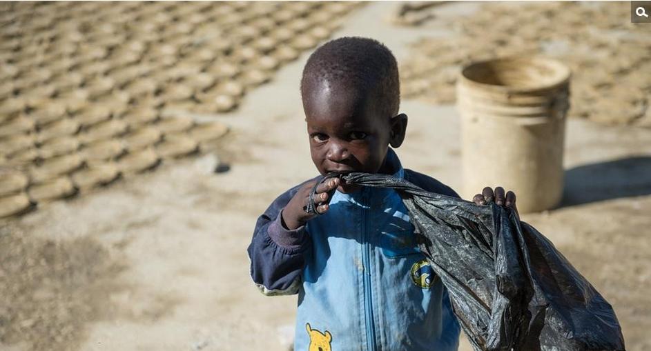 海地贫民将泥土制成"泥饼"果腹
