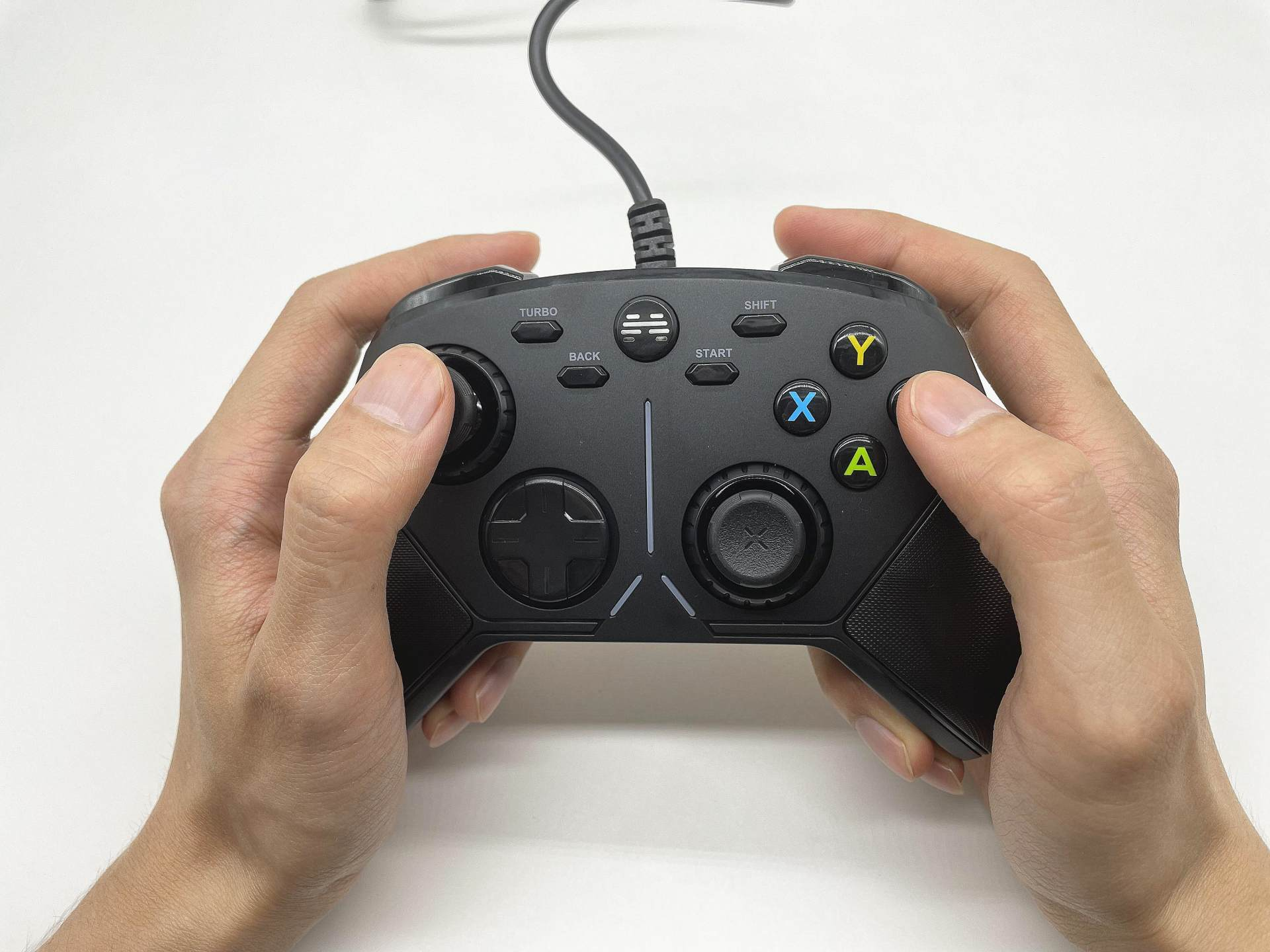 北通阿修罗3比较有特色的是手柄背部用来调节lt/rt扳机行程的3段式