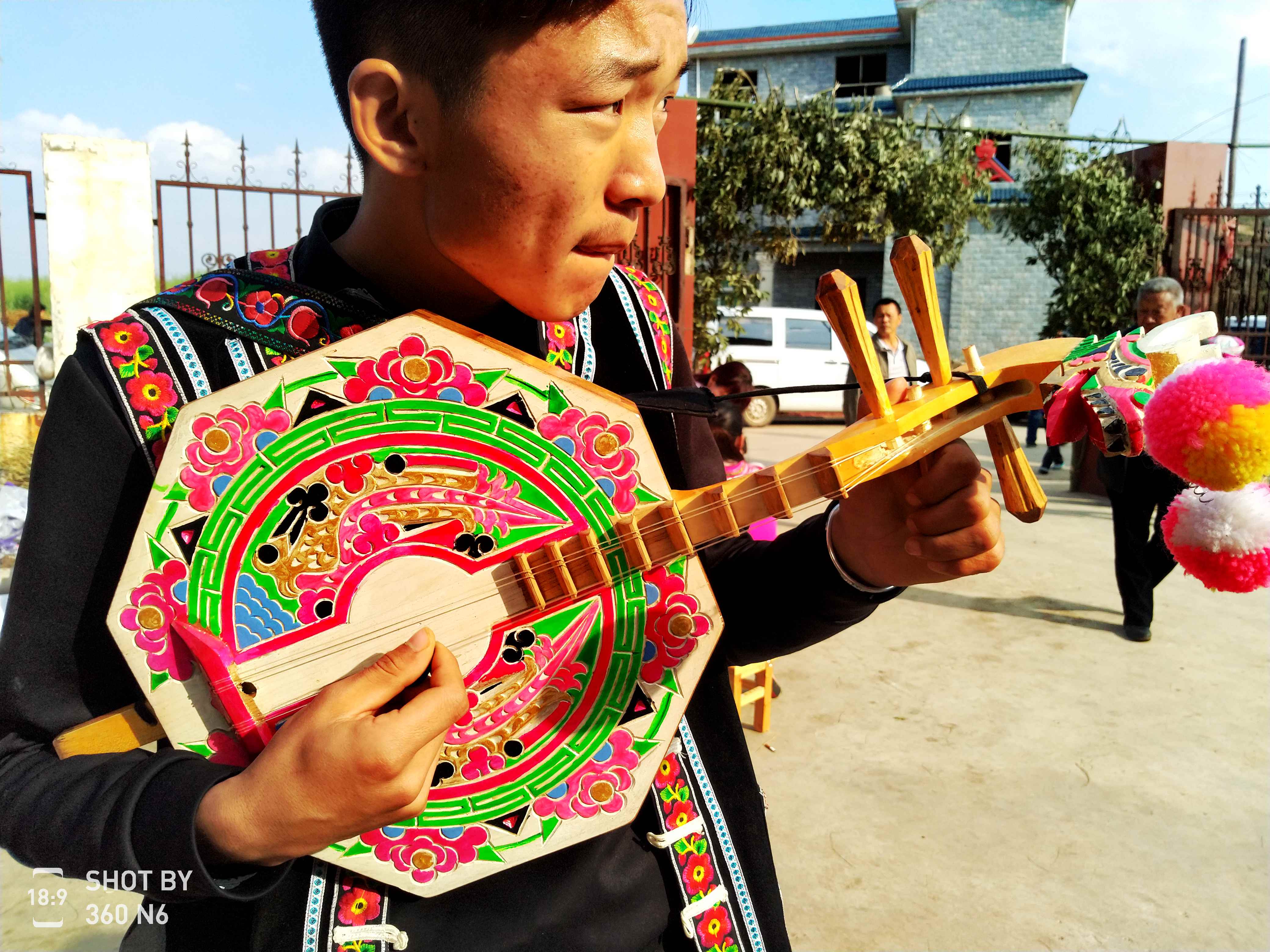 年味彝族四弦琴