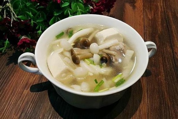 饭前喝汤苗条健康鲜蘑海米豆腐汤