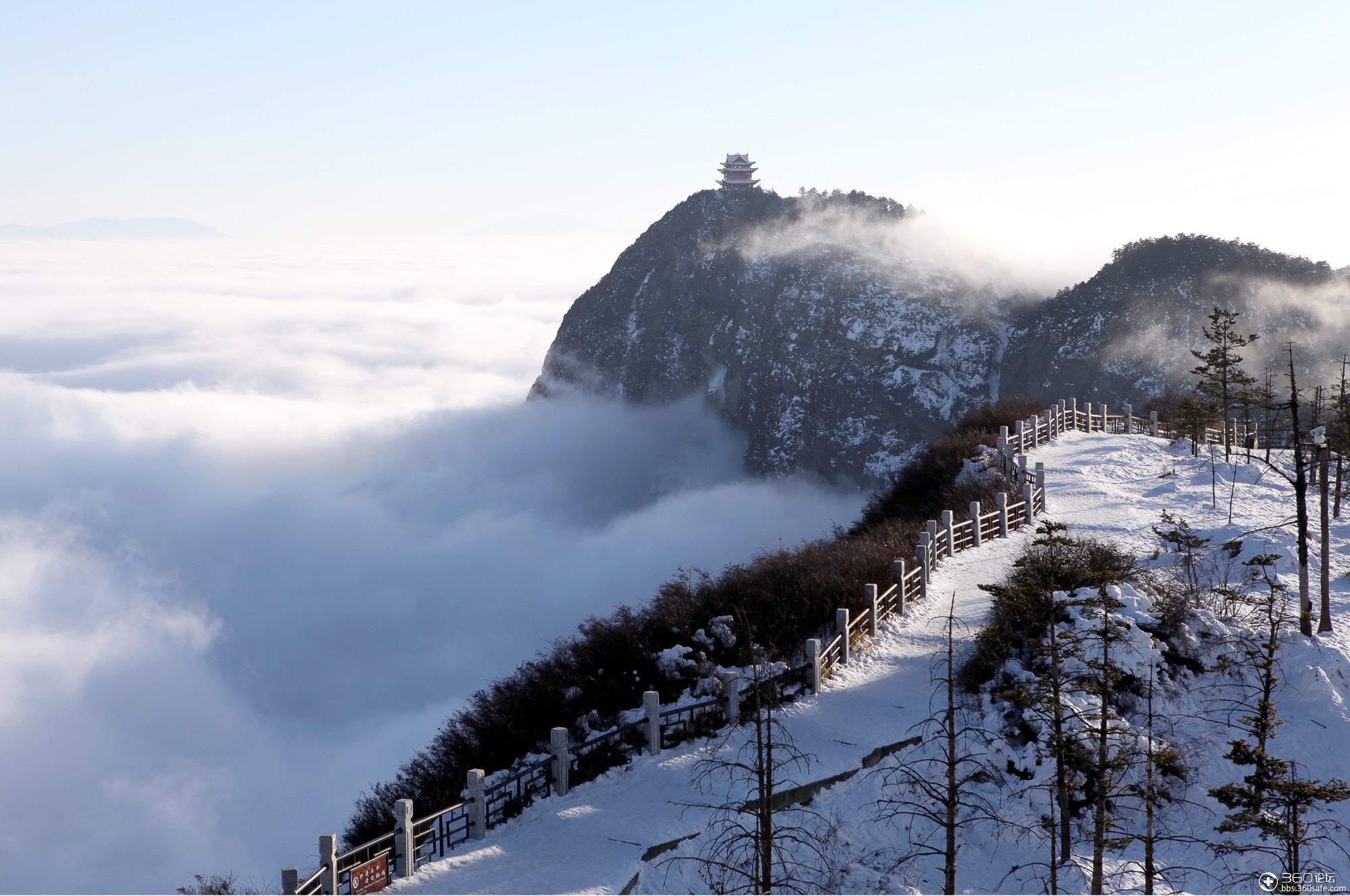 万之佛顶 摄于峨眉山 作者:何川小胖.jpg