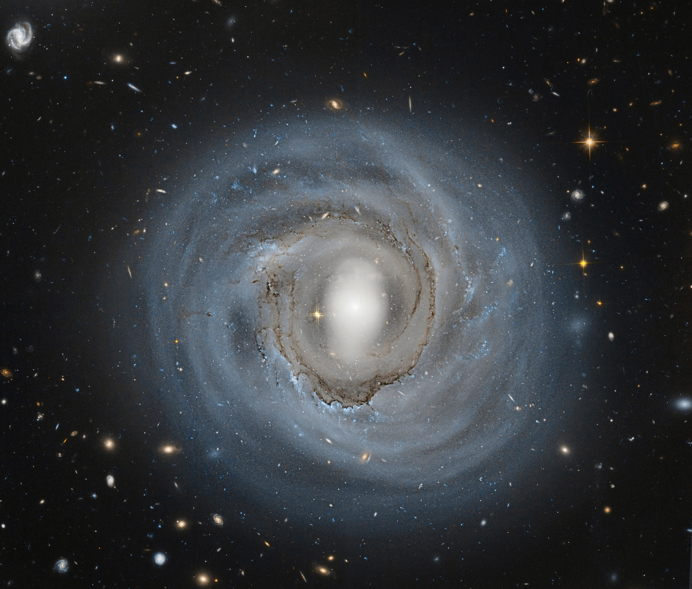 哈伯望远镜的苍白螺旋星系ngc 4921 jpg