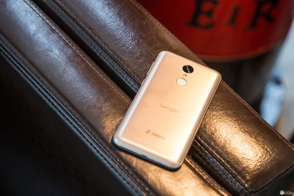 尾巴开箱|360 手机 n5 轻体验:进阶的青年新旗舰?