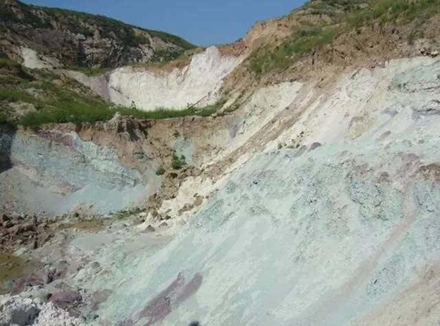 膨润土就是一种吸水性很强的粘土矿物