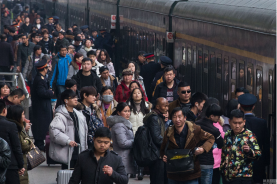 2017春运:火车返乡人均15.36小时 全国旅客耗费62万年