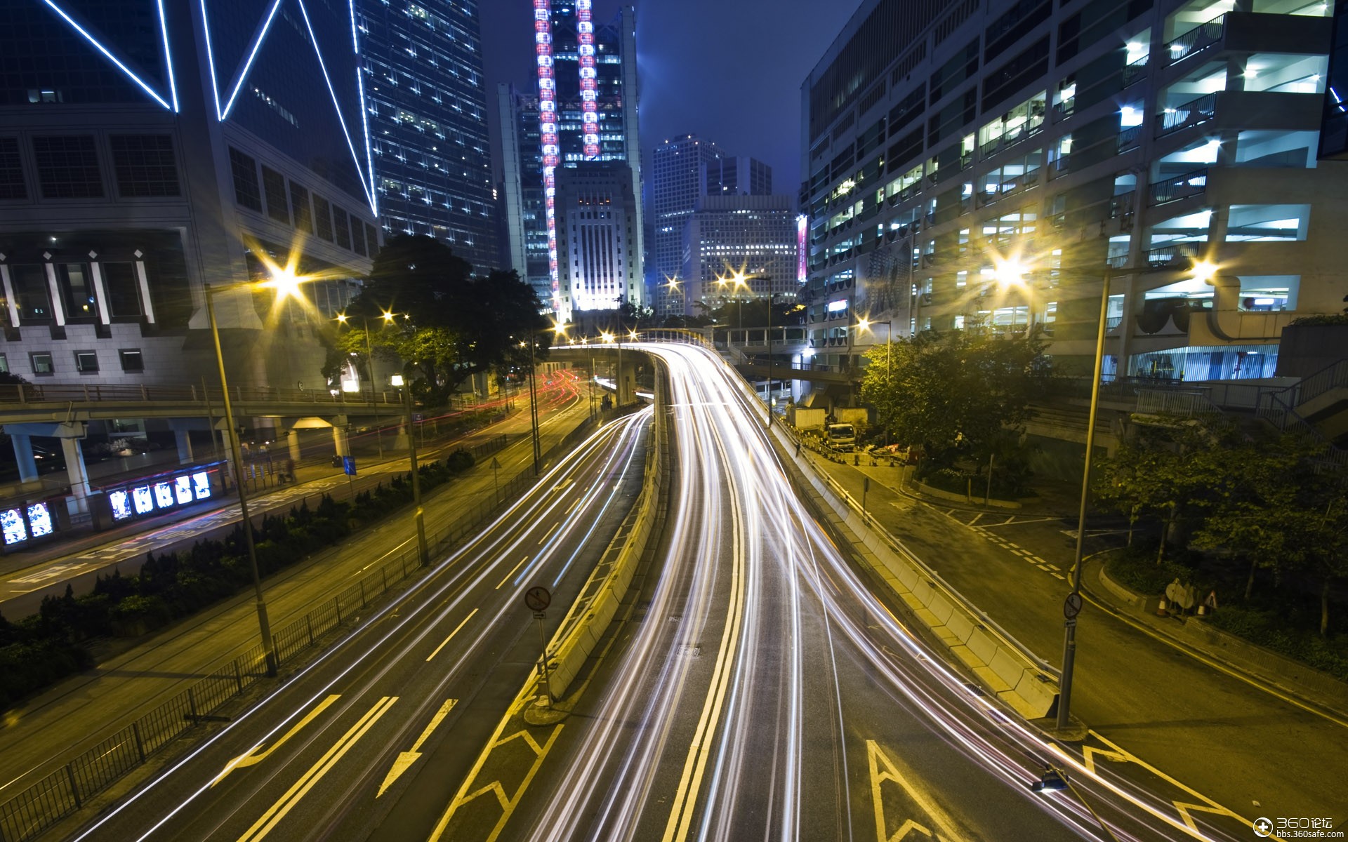 霓虹闪烁的城市夜景