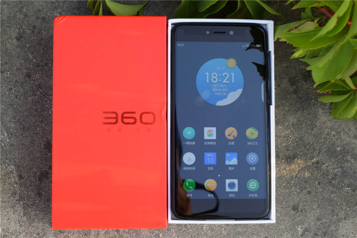 5寸的fhd高清屏幕,360n5s拥有前置双摄像头,配备有前置补光灯,能够在