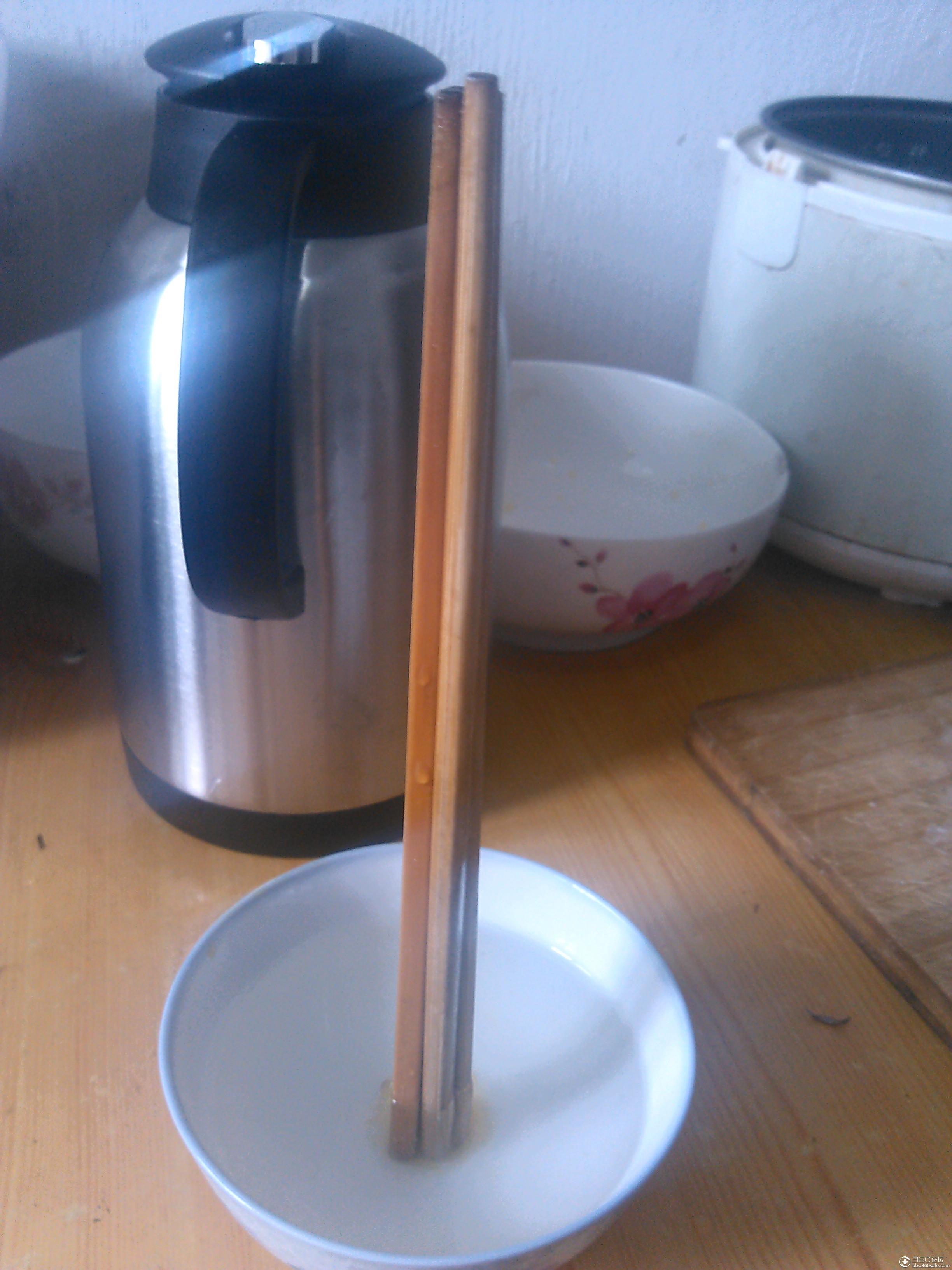 老乡 还记得这个东西吗 筷子立水碗