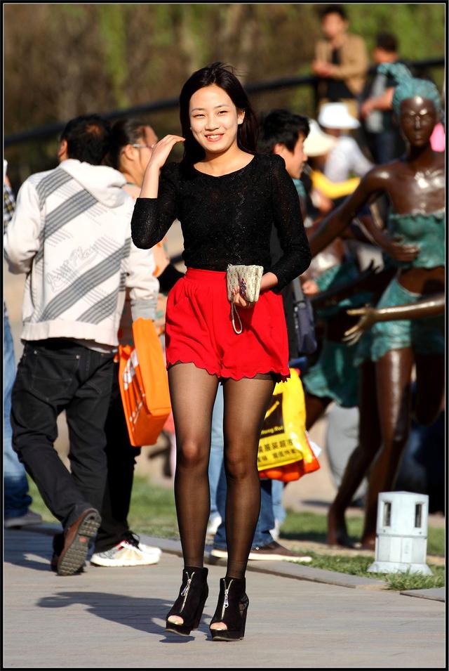 红短裙黑丝美腿