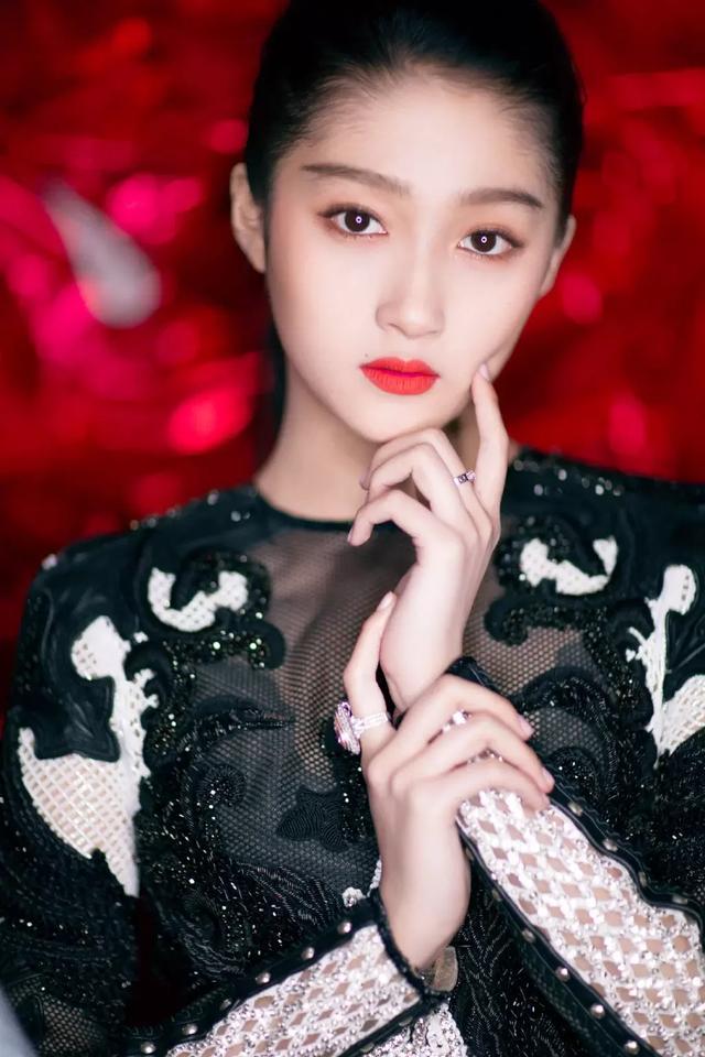 黑色蕾丝关晓彤 演绎成熟秀妩媚