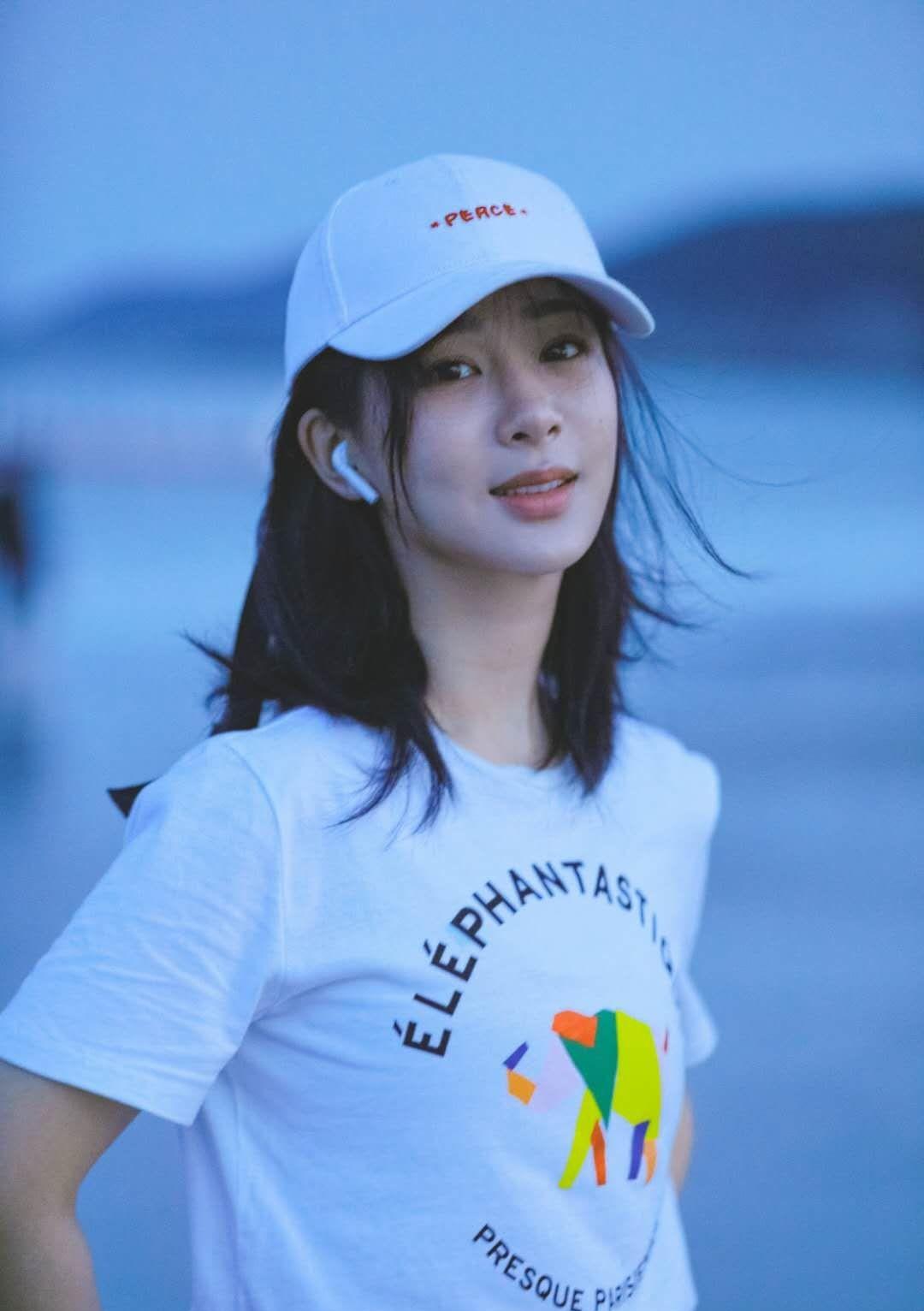 明星:杨紫海边拍一拍