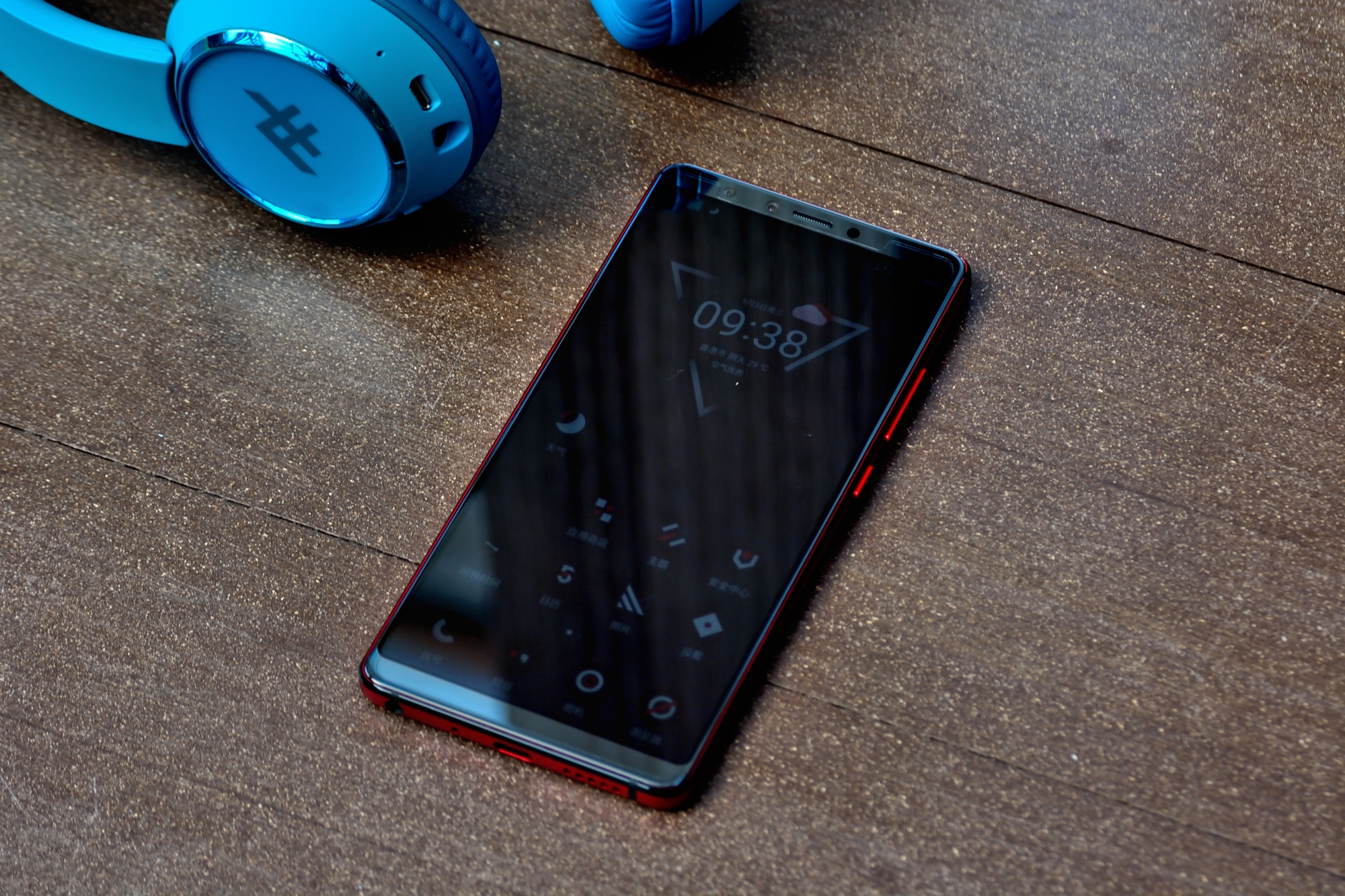 360手机 360手机n7pro  n7pro仍然采用经典的18:9全面屏设计,并非传言