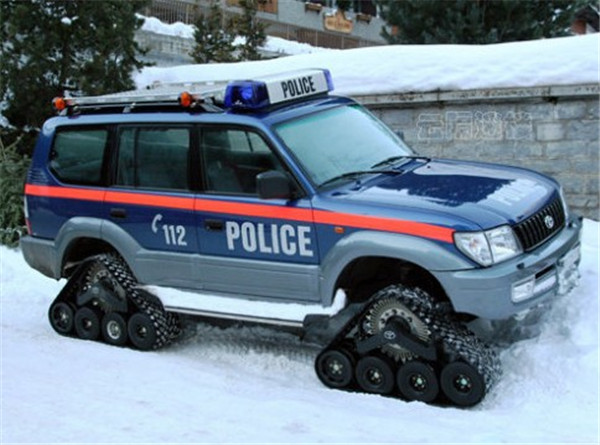 丰田越野瑞士的雪地警车