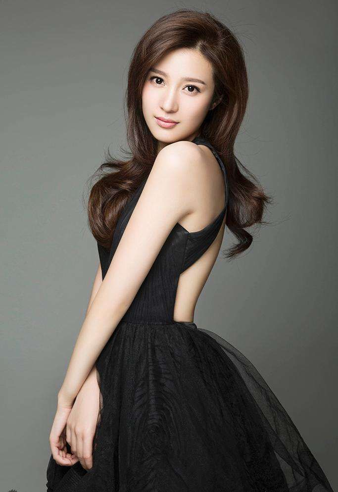 邬靖靖温婉古典的长相,清新恬淡的气质