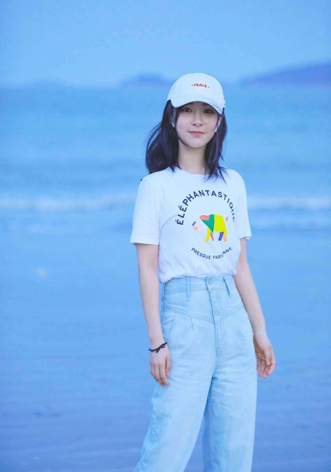 明星:杨紫海边拍一拍