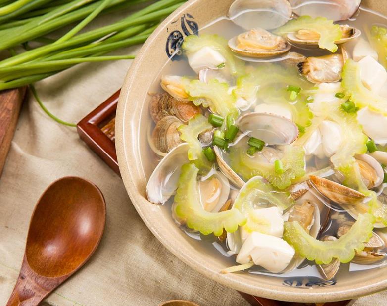 低脂低卡快手汤苦瓜花蛤豆腐汤