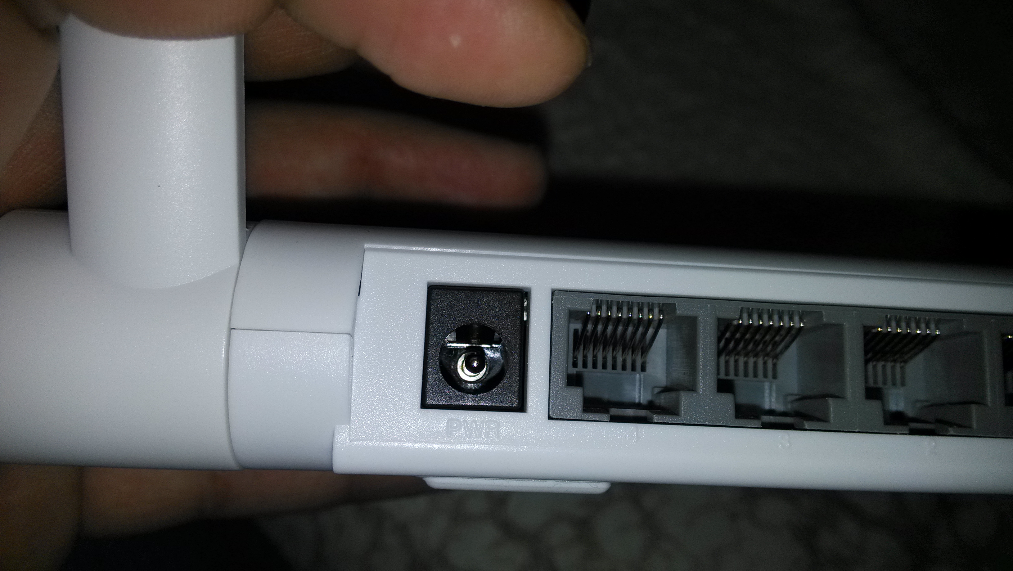 背后接口依次为电源接口,四个lan口,一个wan口(黄色)还有一个拄启