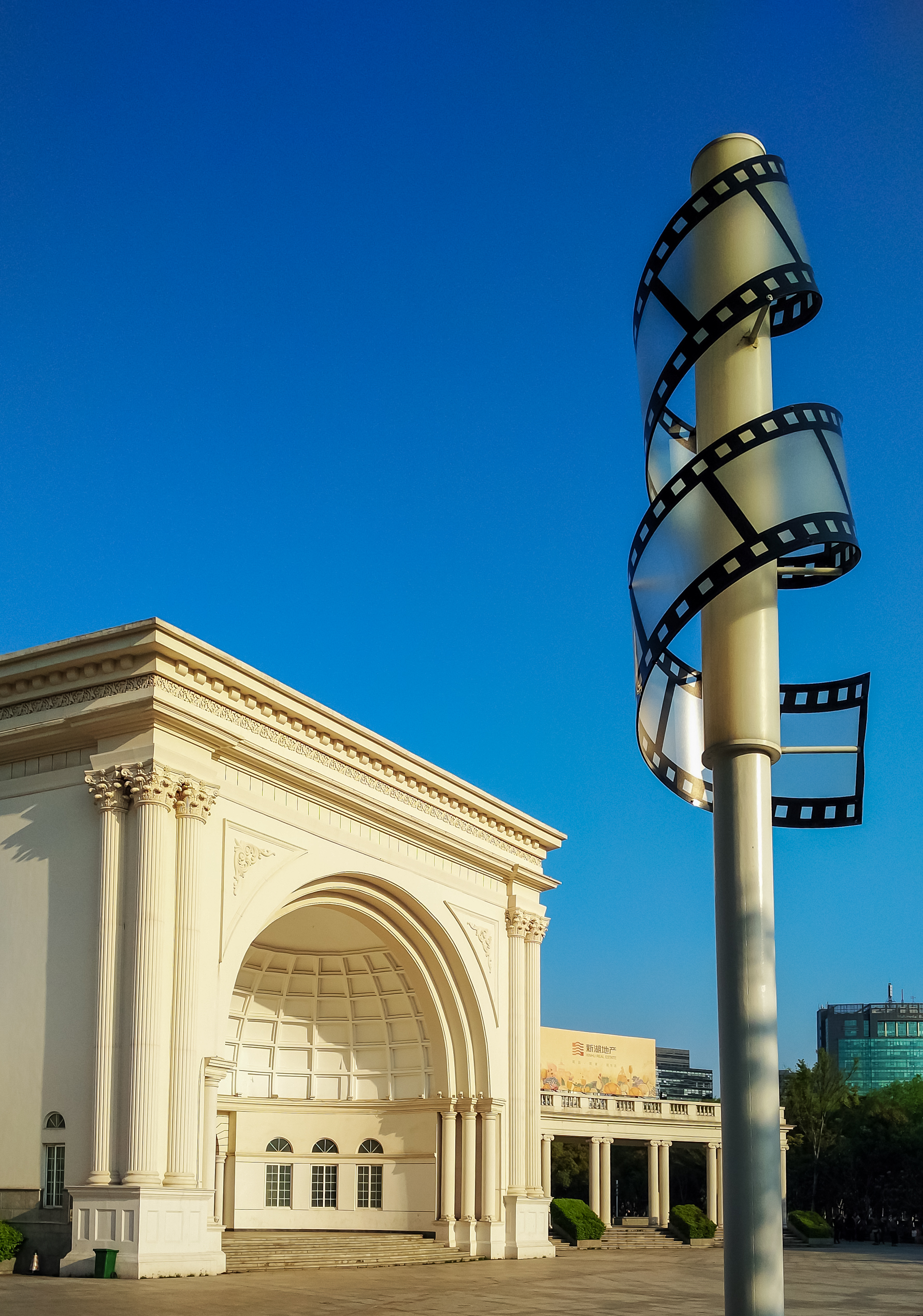 上帝为你打开一扇通往何处的门