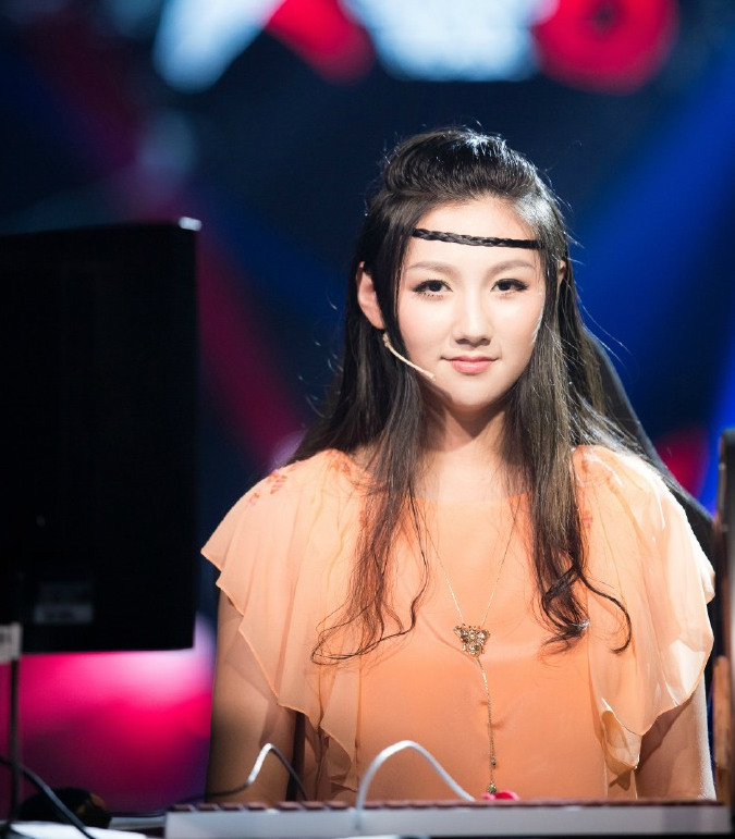 网评电竞主播清纯击败妖艳