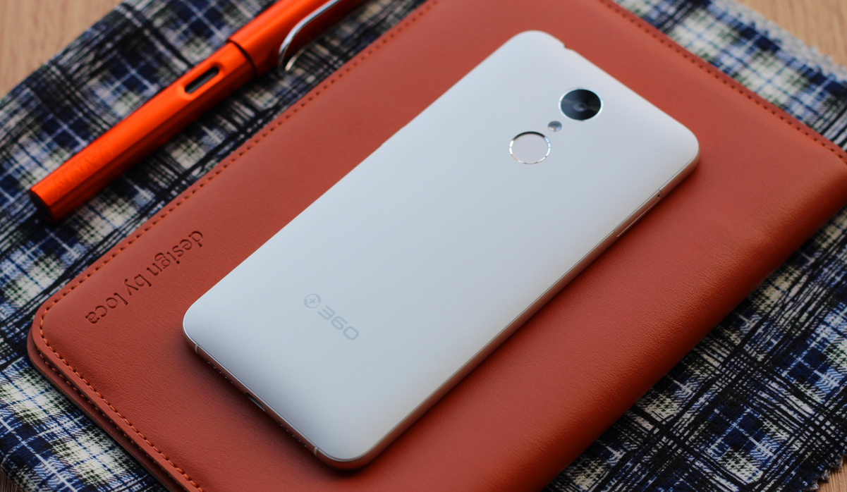 【360手机f4全民开箱】恰到好处的手感--360手机f4图赏析